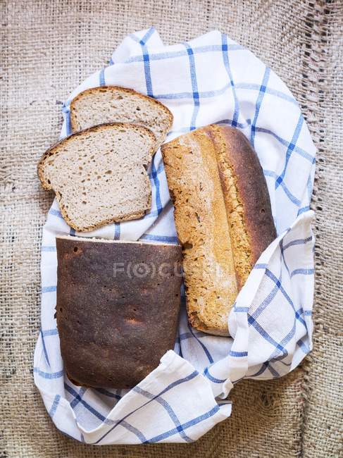 Dos panes de masa fermentada casera - foto de stock