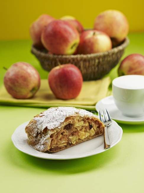 Primo piano vista della fetta di torta di mele con zucchero a velo — Foto stock