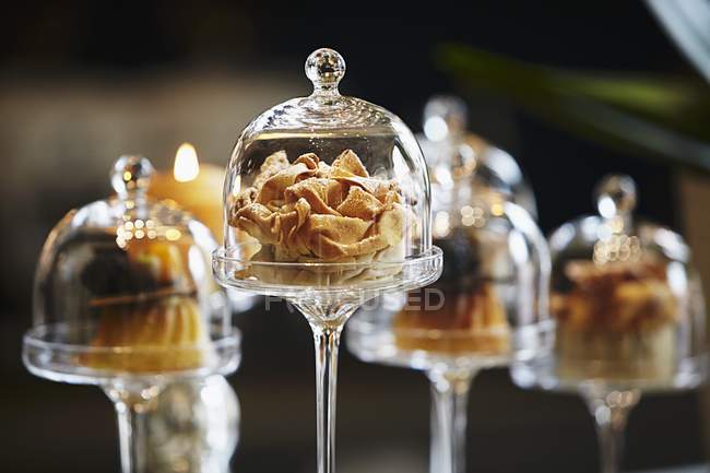 Десерты под стеклянными глыбами — стоковое фото