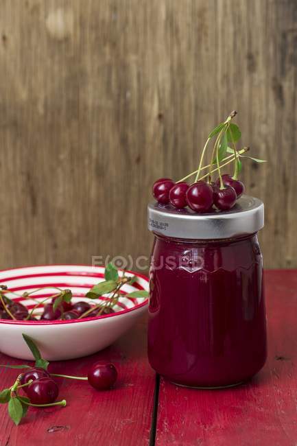 Vaso di marmellata di ciliegie — Foto stock