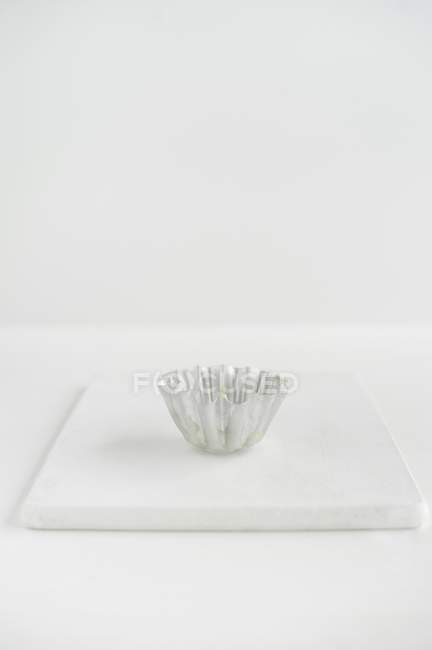Eine Brioche-Dose auf einem weißen Brett — Stockfoto
