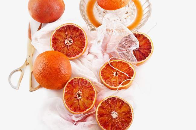 Blutorangen und Orangenpresse — Stockfoto
