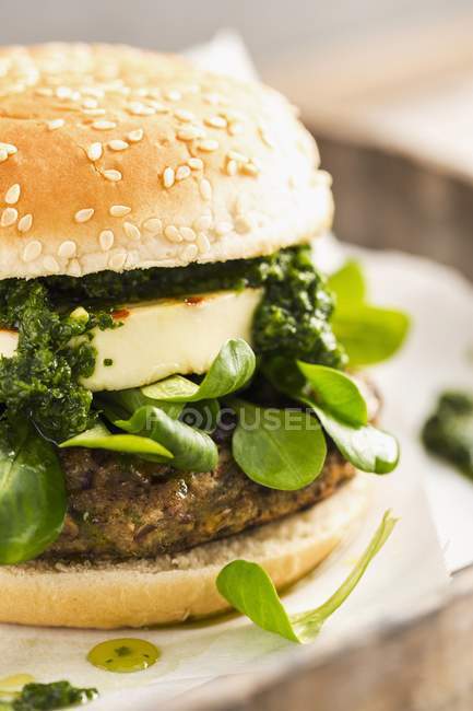 Hamburguesa vegetariana con hamburguesa de frijol - foto de stock