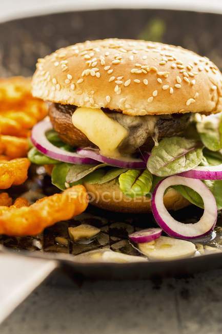 Hamburger with grilled portobello mushrooms — Stock Photo