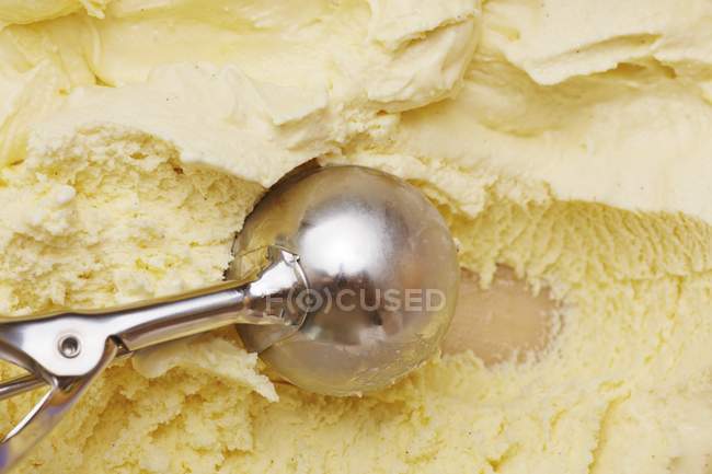 Scooping vanilla ice cream — Stock Photo