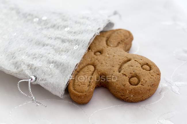 Gingerbread man as gift — Stock Photo