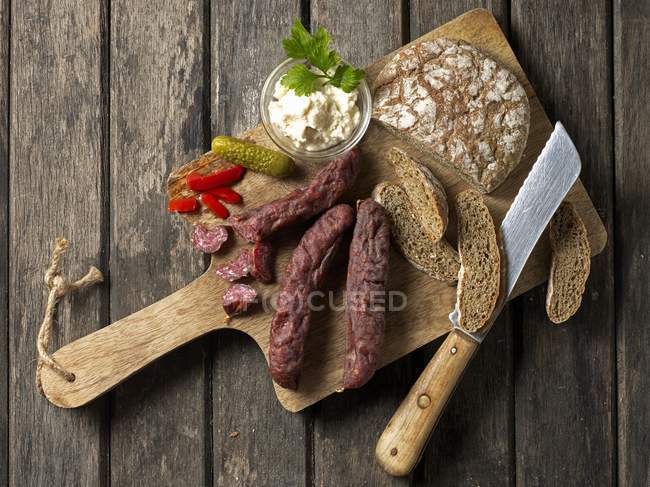 Тірольської ковбаси копчені — стокове фото