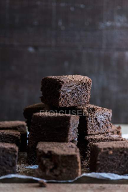 Montón de brownies recién horneados - foto de stock