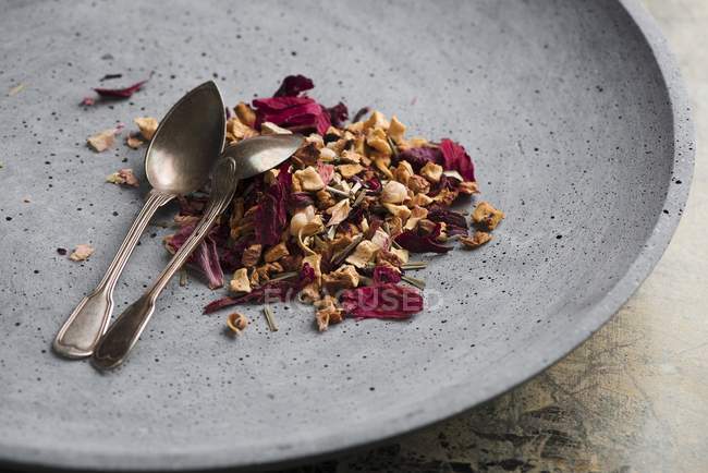 Vista ravvicinata del tè in foglia sciolto su un piatto grigio — Foto stock