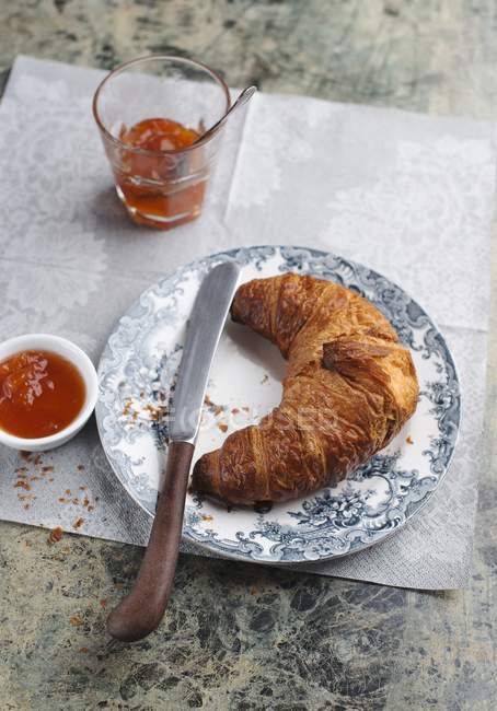 Croissant mit Marillenmarmelade — Stockfoto