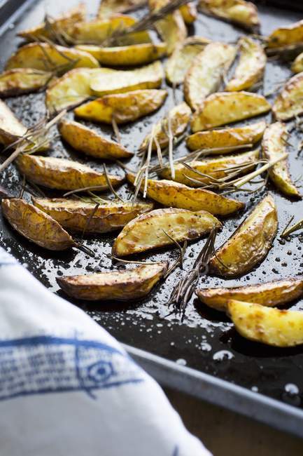 Roasted potato wedges with herb — Stock Photo