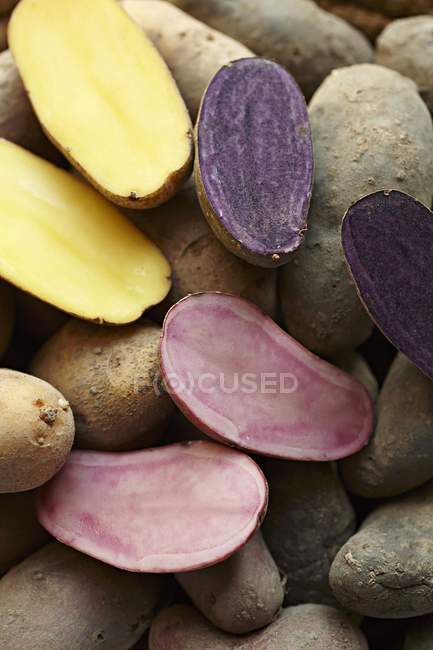 Inteiras e cortadas pela metade várias batatas — Fotografia de Stock