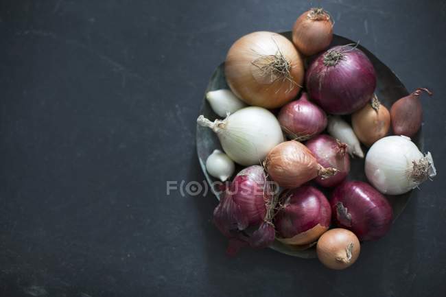 Varias cebollas en cesta - foto de stock