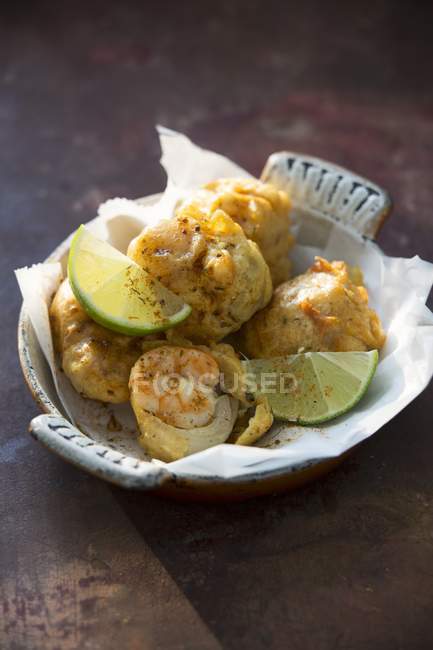 Prawns with shallots and limes on white plate with paper — Stock Photo