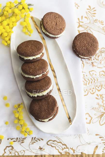 Schokoladenkekse mit Sahne — Stockfoto
