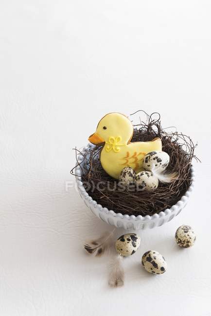 Пасхальное печенье и яйца — стоковое фото