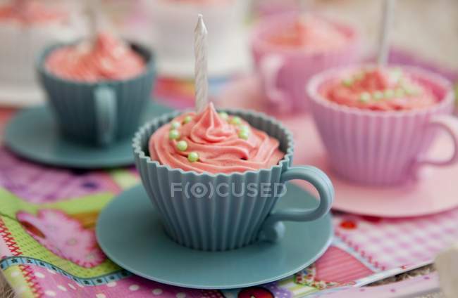 Cupcake rosa con candele di compleanno — Foto stock