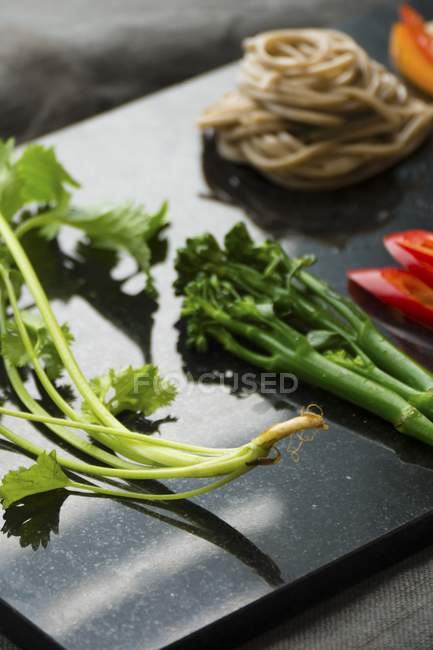 Coriander, broccoli and wholemeal spaghetti pasta — Stock Photo