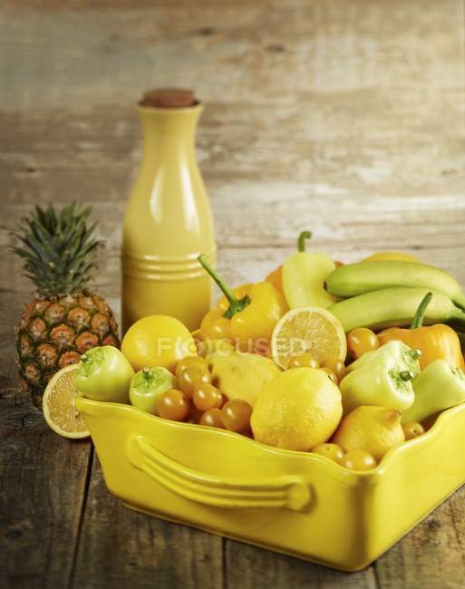 Varias frutas y verduras amarillas - foto de stock