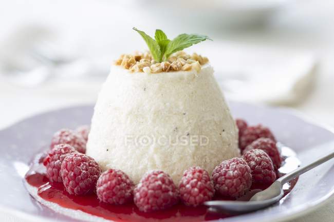 Semolina pudding with raspberries — Stock Photo