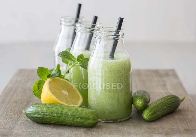 Cold cucumber soup with lemon and mint — Stock Photo