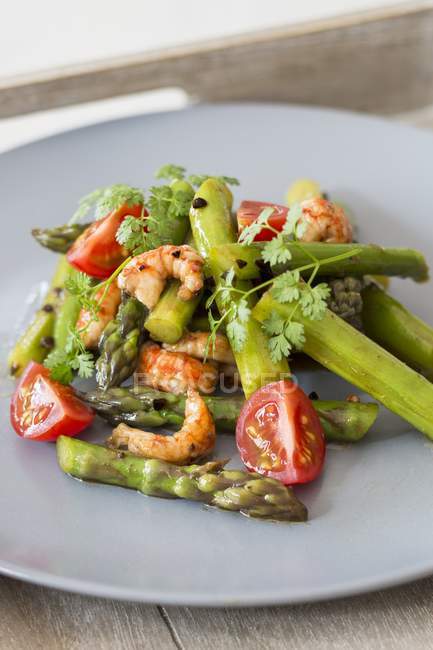 Asparagus salad with crayfish and tomatoes — Stock Photo