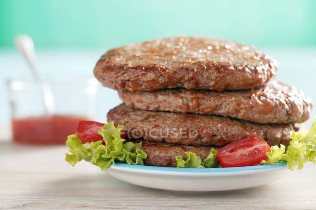 Pilha de hambúrgueres de carne — Fotografia de Stock
