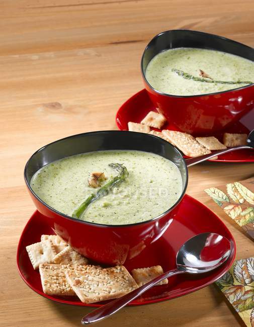 Zuppa di asparagi con cracker in ciotole — Foto stock