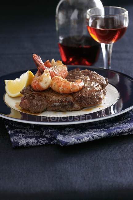 Beef steak with prawns — Stock Photo