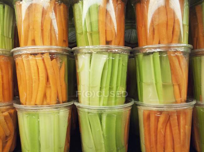 Julienned verduras en vasos de plástico en un mercado - foto de stock