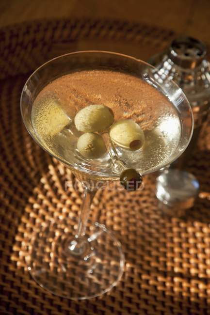 Martini com azeitonas em vidro — Fotografia de Stock