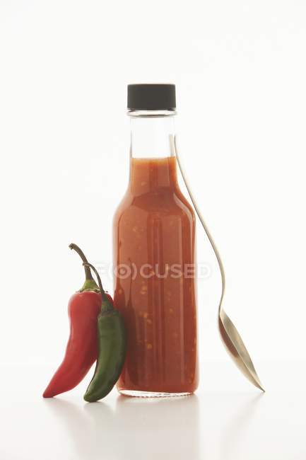 Бутылка соуса чили — стоковое фото