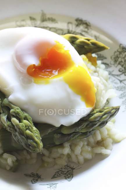 Risotto agli asparagi con uovo in camicia — Foto stock