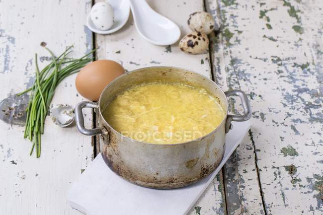 Minestra di goccia di uovo in pentola vecchia con ingredienti — Foto stock
