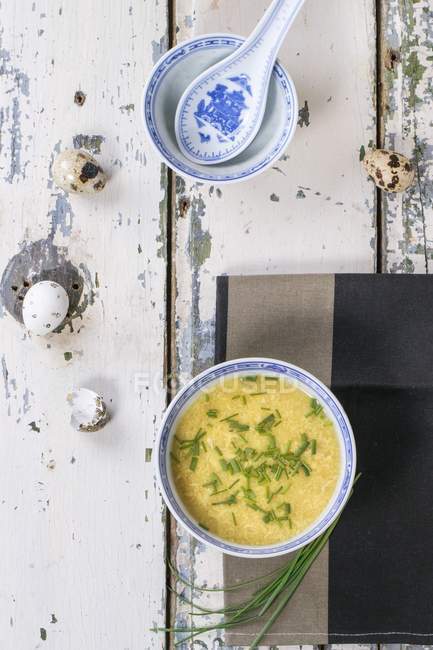 Яичный суп с луком — стоковое фото