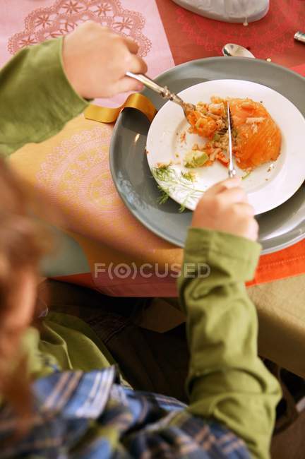 Дитина їсть лосося — стокове фото