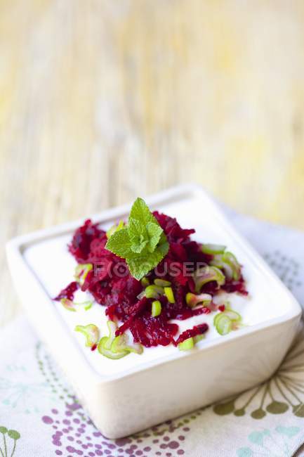 Quark with beetroot and mint on pot — Stock Photo