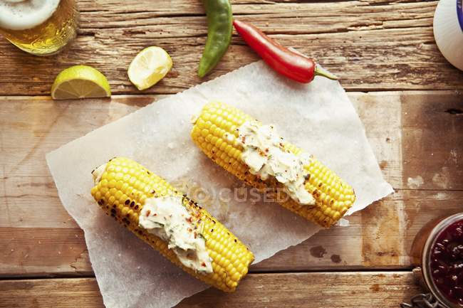 Mazorca de maíz a la parrilla - foto de stock