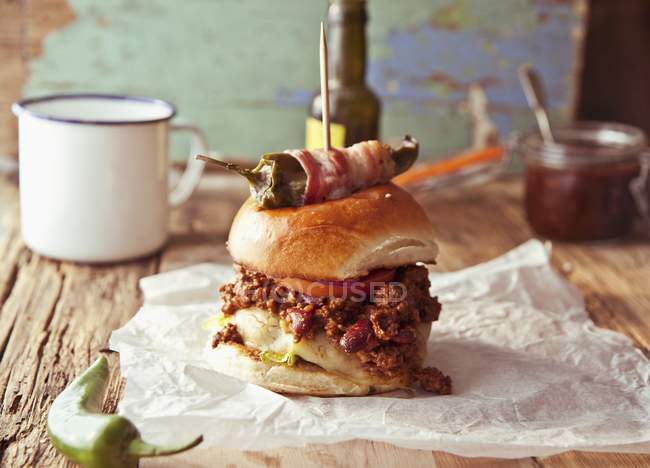 Гамбургер с чили и копченым сыром — стоковое фото