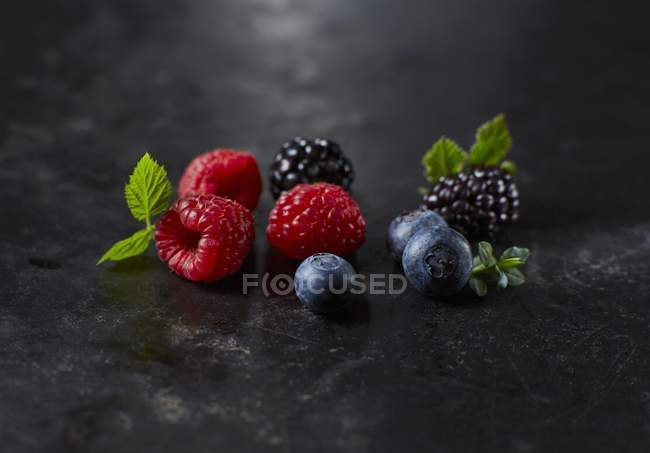 Raspberries with blueberries and blackberries — Stock Photo