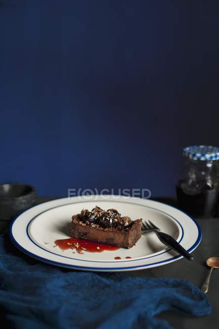 Шматочок темного шоколаду і вишневого пирога — стокове фото
