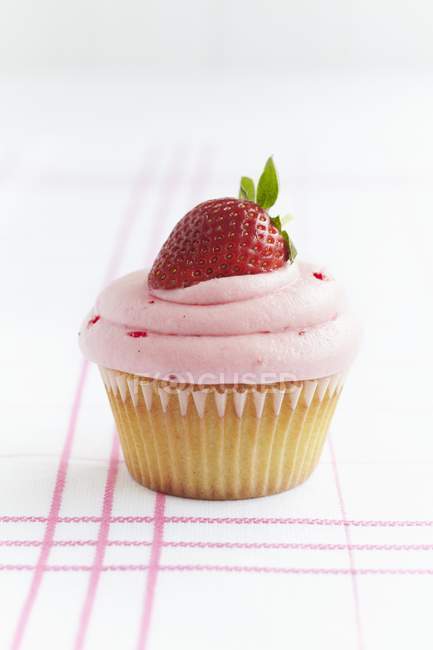 Cupcake topped with strawberry — Stock Photo
