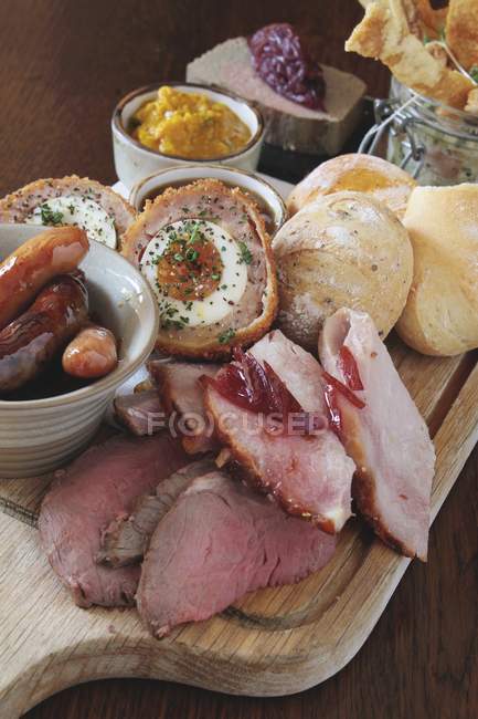 Ploughman's lunch featuring ham — Stock Photo