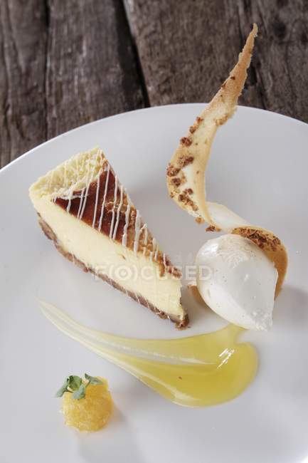 Dessert platter with cheesecake — Stock Photo
