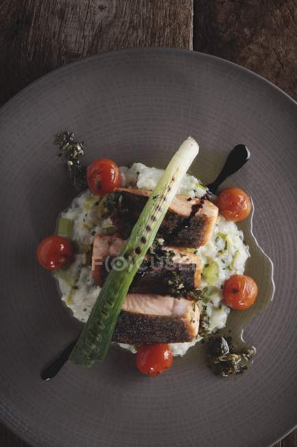 Филе лосося на тарелке — стоковое фото