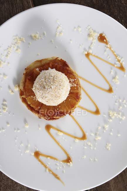 Torta de abacaxi com sorvete de coco — Fotografia de Stock