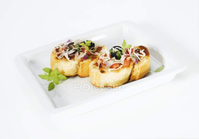 Crostini con pomodori sul piatto — Foto stock