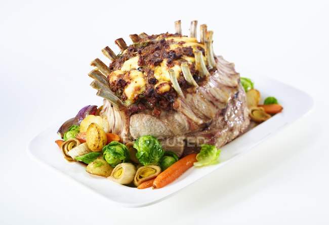 Фаршированная свиная корона с овощами — стоковое фото