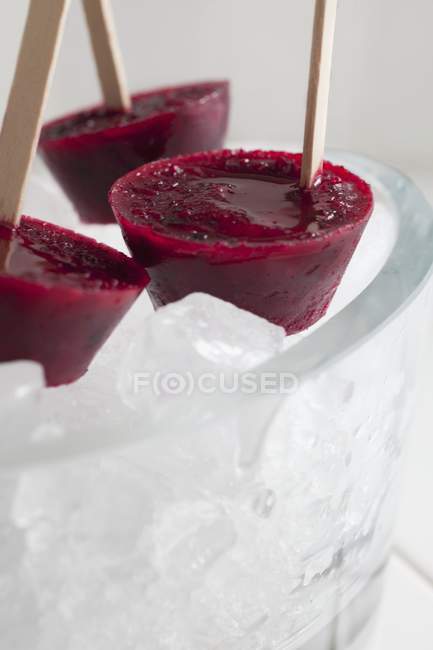 Grapefruit and blackberry ice lollies — Stock Photo