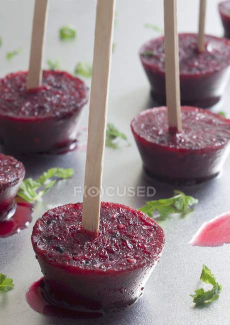 Homemade grapefruit and blackberry ice lollies — Stock Photo